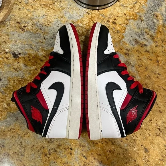 Jordan 1 size 5 - Picture 8 of 10